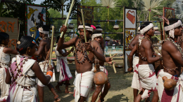 Промыли мозги: официантка вместе с годовалой дочерью отправилась жить в лес