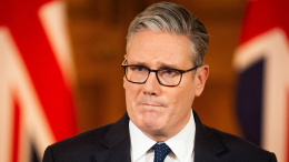 «Другие подсказывают ему»: Илон Маск назвал премьера Британии «актером с пустой головой»