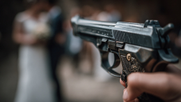 Ранил в обе ноги: шафер на свадьбе выстрелил в гостя во время драки