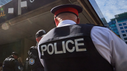 Пока мать спала: семилетний мальчик застрял в окне автомобиля и умер