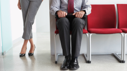 Белые вещи и кроссовки: главные ошибки в образе на собеседовании