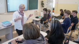 Маяк для целых поколений: уважение к профессии учителя в России растет