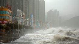 В Китае из-за тайфуна эвакуировали около 26 тысяч туристов