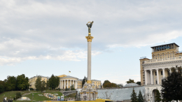 В Киеве подростки включили гимн России посреди улицы