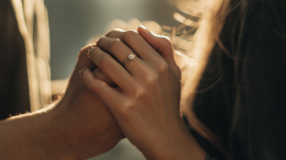 Девушка разорвала помолвку из-за проигранного женихом фамильного кольца