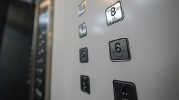 Муж пытался открыть двери: женщина погибла при падении лифта