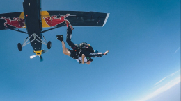 Полет без парашюта: прыжок инструктора и курсанта закончился трагедией в США