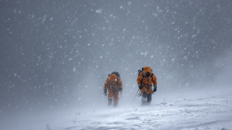 Сотни туристов не могут выбраться с Эвереста из-за снежной бури