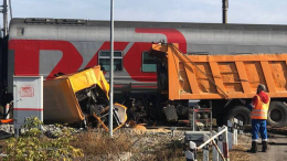 В Татарстане пассажирский поезд врезался в грузовик на переезде