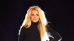 «Это было ужасно»: Бритни Спирс упала с лестницы и «сломала» ногу