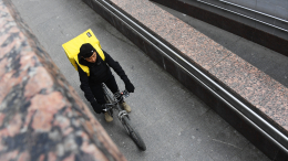 Курьерам-мусульманам запретили доставлять нехаляльные продукты: как это скажется на ценах