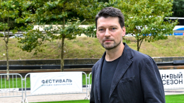 «Проходя мимо вагончиков…» — чем занимается Страхов за кадром во время пауз