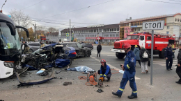 Легковушка вылетела на встречку, сбила пешеходов и врезалась в автобус в Ижевске