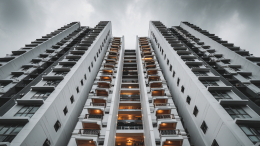 В Челябинске полуголая женщина выпала из окна квартиры с 15-го этажа