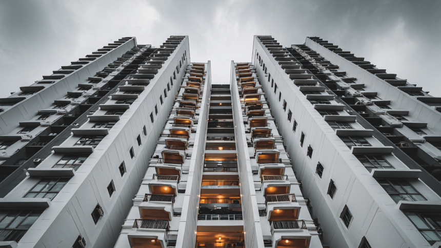 В Челябинске женщина выпала из окна 15-го этажа