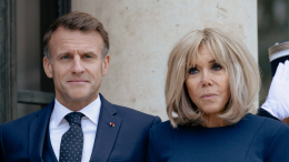 Брижит Макрон показала средний палец на торжественном мероприятии