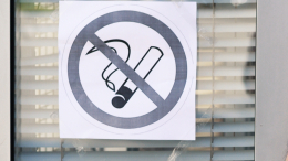 В России хотят увеличить штраф за курение и распитие алкоголя в подъездах