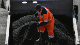 Экс-замначальника отдела ГАИ Челябинска задержали за взятку асфальтом