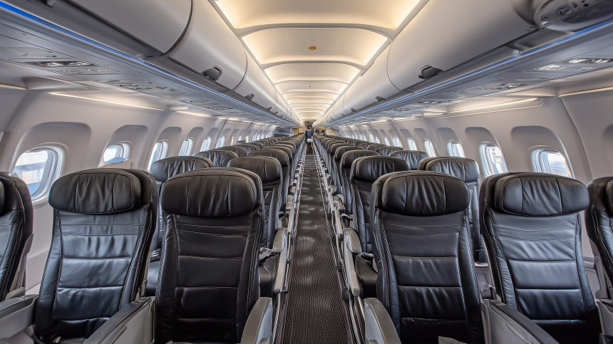 Пассажир самолета EasyJet пытался изнасиловать женщину