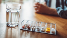 В китайском доме престарелых устроили танцы в мини-юбках для приема лекарств