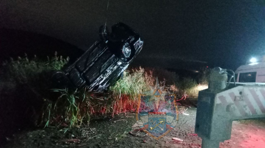 В Ленобласти из карьера достали утонувшую машину с водителем