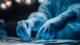 Грудь начала гнить: женщина едва не умерла из-за неудачной пластики