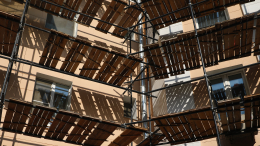 На юге Москвы обрушились строительные леса — есть пострадавшие