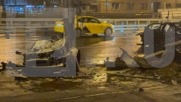 Машину разорвало пополам: иномарка влетела в столб на шоссе Энтузиастов в Москве