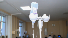 ВИЧ-инфицированный мужчина брызнул зараженной кровью в медиков