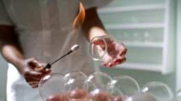 Все методы хороши: эффективны ли медицинские банки при простуде