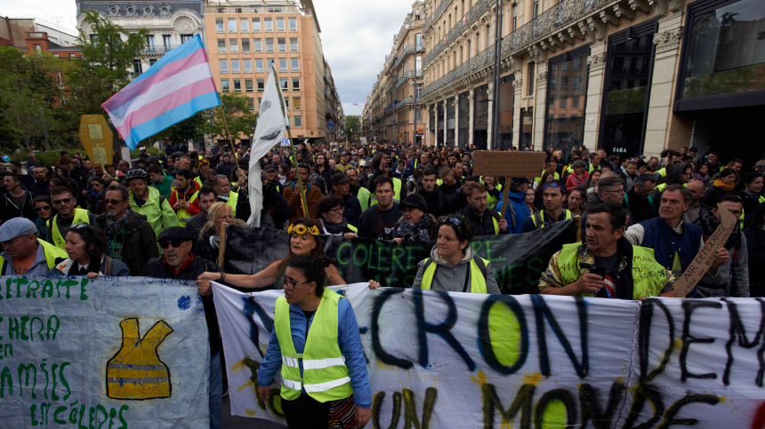 В Париже прошел марш за отставку Макрона и выход из ЕС 