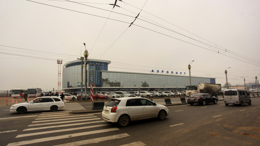 Как самолет врезался в микроавтобус в аэропорту Иркутска