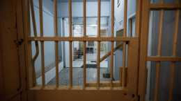 До тюрьмы не доживет: в Греции 91-летний дедушка осужден за растление внука