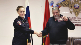 В Москве депортированному из Латвии пенсионеру вручили паспорт РФ