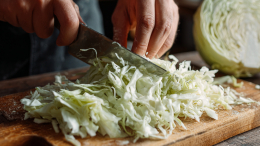 Хрустящая закуска на зиму: как правильно квасить капусту