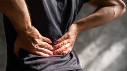 Кривая спина разрушает тело изнутри: чем опасен сколиоз и можно ли его вылечить