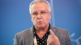 Автор хита «American Boy» признался, что ему стыдно за непатриотичную песню