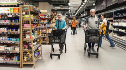 Россияне начали экономить на покупках: темпы роста расходов резко упали