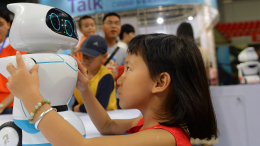 Девочка из Китая оплакивала поврежденного робота с ИИ