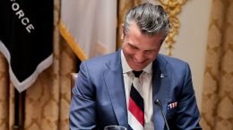 Глава Пентагона Хегсет появился на встрече с Зеленским в галстуке с триколором РФ