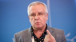 Автор хита American Boy признался, что ему стыдно за непатриотичную песню