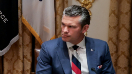 Вэнс высказался о бело-сине-красном галстуке главы Пентагона: «Может быть»