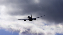 Пассажирский самолет столкнулся с метеоритом в США