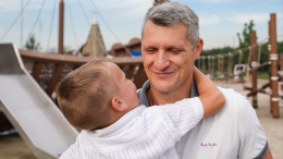 Путин поздравил россиян с Днем отца