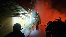 В сочинском поселке Дагомыс загорелись несколько домов и автомобиль