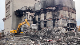 Остались только колонны: в Хабаровске начали снос сгоревшего музыкального театра