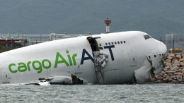 Самолет выкатился со взлетно-посадочной полосы в море в Гонконге — есть погибшие