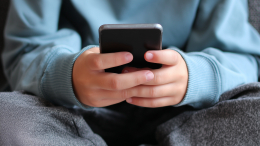 Гаджет — как наркотик: как смартфон разрушает психику вашего ребенка