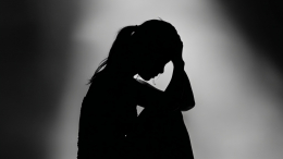 В США мать заставила дочь стоять голой в углу из-за оценок — ответом стало убийство