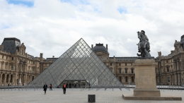 Закрыт на неопределенный срок: Лувр штурмуют толпы возмущенных туристов